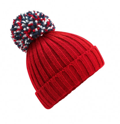 Unisex Strickmütze in Rot  mit Bommel in drei unterschiedlichen Farben: Rot, dunkelblau und weiß sowie mit  breitem Umschlag und strukturiertem Strickmuster.