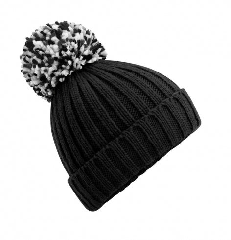 Unisex Strickmütze in Schwarz mit einem Bommel in drei unterschiedlichen Farben: Schwarz, dunkelgrau und weiß sowie mit  breitem Umschlag und strukturiertem Strickmuster.