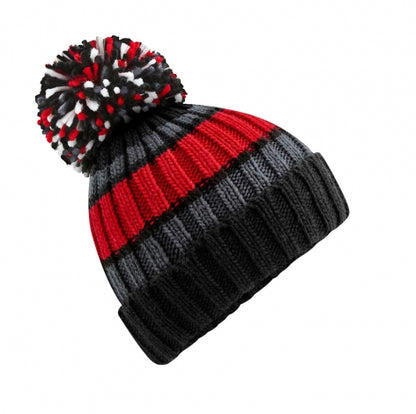 Unisex Strickmütze in black cherry mit Bommel  mit drei unterschiedlichen Farben ( schwarz, rot und dunkelgrau) mit breitem Umschlag und strukturiertem Strickmuster.