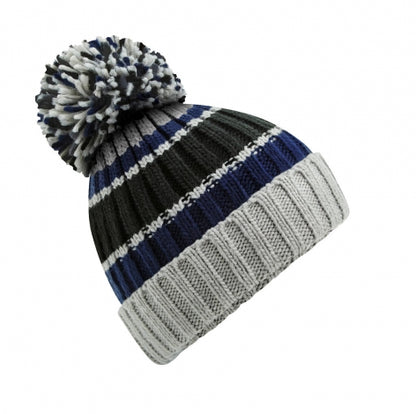 Unisex Strickmütze in Blue Steal mit Bommel  mit drei unterschiedlichen Farben ( dunkelblau, schwarz und hellgrau) mit breitem Umschlag und strukturiertem Strickmuster.