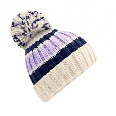 Unisex Strickmütze in blueberry cheesecake mit Bommel  mit drei unterschiedlichen Farben ( dunkelblau, flieder und off white) mit breitem Umschlag und strukturiertem Strickmuster.