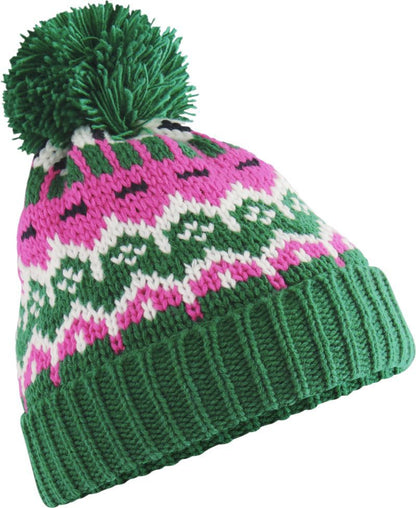 Unisex Strickmütze in Alpine lodge (Grün mit rosa weißem Muster) und grünem Bommel  sowie einem breitem Umschlag mit strukturiertem Strickmuster.