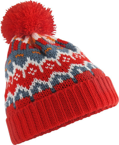 Unisex Strickmütze in Alpine Racer (Rot mit grau weißem Muster) und rotem Bommel  sowie einem breitem Umschlag mit strukturiertem Strickmuster.