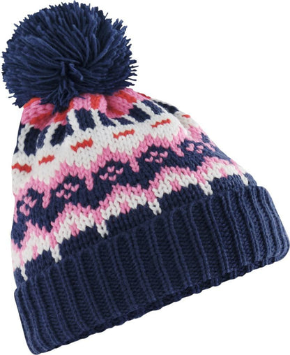 Unisex Strickmütze in Snow Blossom (dunkelblau mit rosa weißem Muster) und dunkelblauen Bommel  sowie einem breitem Umschlag mit strukturiertem Strickmuster.