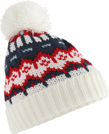 Unisex Strickmütze in White Out (weiß mit dunkelblau rotem Muster) und weißem Bommel  sowie einem breitem Umschlag mit strukturiertem Strickmuster.