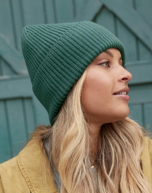 Unisex Strickmütze in marine green mit breitem Umschlag und Rippstrick.