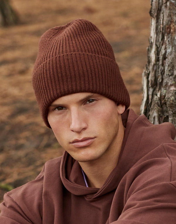 Unisex Strickmütze in Walnut mit breitem Umschlag und Rippstrick.