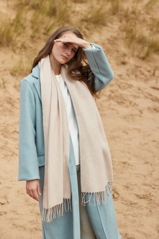 Unisex Oversized Schal mit gleichmäßig gearbeitetem Rippstrickmuster mit Fransen jeweils an den Enden.