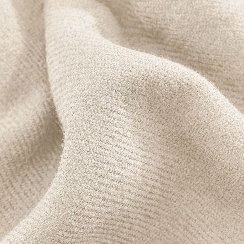 Unisex Oversized Schal mit gleichmäßig gearbeitetem Rippstrickmuster mit Fransen jeweils an den Enden.