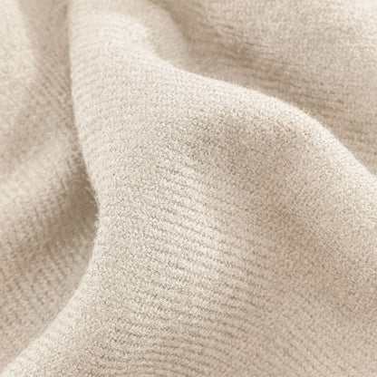 Unisex Oversized Schal mit gleichmäßig gearbeitetem Rippstrickmuster mit Fransen jeweils an den Enden.
