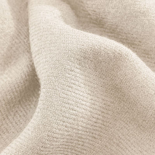 Unisex Oversized Schal mit gleichmäßig gearbeitetem Rippstrickmuster mit Fransen jeweils an den Enden.