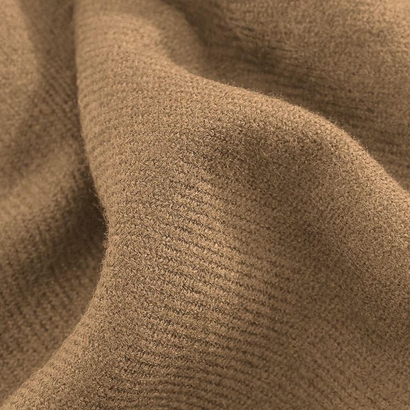 Unisex Oversized Schal mit gleichmäßig gearbeitetem Rippstrickmuster mit Fransen jeweils an den Enden.