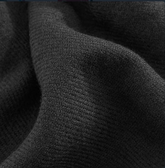 Unisex Oversized Schal mit gleichmäßig gearbeitetem Rippstrickmuster mit Fransen jeweils an den Enden.
