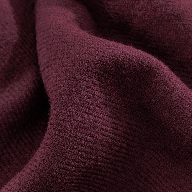 Unisex Oversized Schal mit gleichmäßig gearbeitetem Rippstrickmuster mit Fransen jeweils an den Enden.