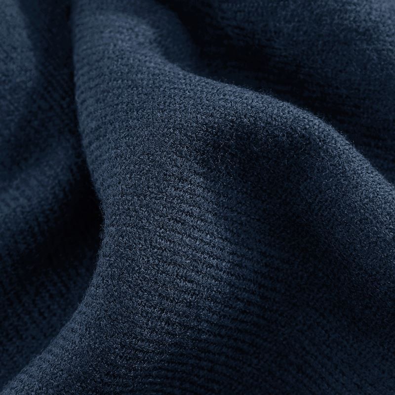 Unisex Oversized Schal mit gleichmäßig gearbeitetem Rippstrickmuster mit Fransen jeweils an den Enden.