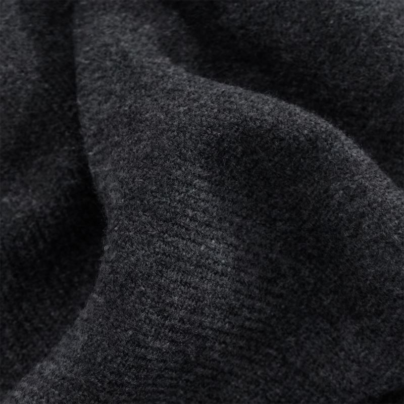 Unisex Oversized Schal mit gleichmäßig gearbeitetem Rippstrickmuster mit Fransen jeweils an den Enden.