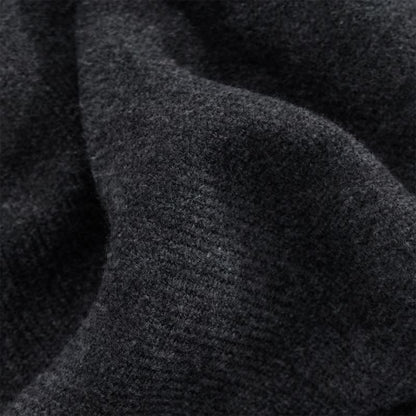 Unisex Oversized Schal mit gleichmäßig gearbeitetem Rippstrickmuster mit Fransen jeweils an den Enden.