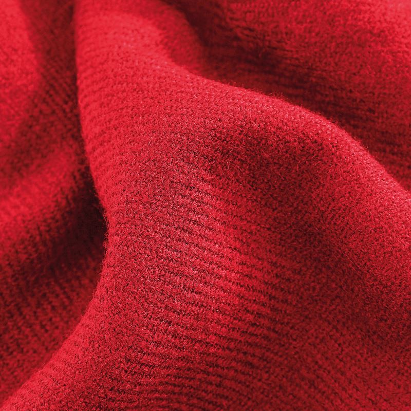 Unisex Oversized Schal mit gleichmäßig gearbeitetem Rippstrickmuster mit Fransen jeweils an den Enden.