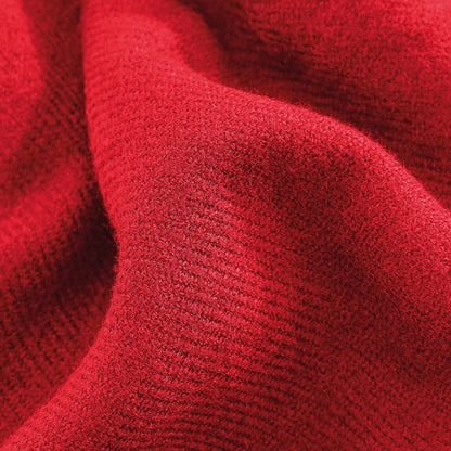 Unisex Oversized Schal mit gleichmäßig gearbeitetem Rippstrickmuster mit Fransen jeweils an den Enden.