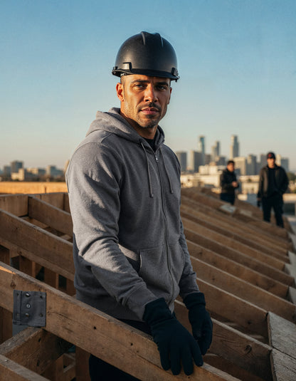 Schwere Kapuzenjacke Regular Fit in Grau Melange mit lässiger Passform und cleanem, einfarbigem Design. Mit großer Kapuze samt Kordelzug, langen Ärmeln, breiten Rippbündchen und klassischer Kängurutasche auf der Vorderseite.