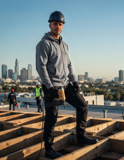 Schwere Kapuzenjacke Regular Fit in Grau Melange mit lässiger Passform und cleanem, einfarbigem Design. Mit großer Kapuze samt Kordelzug, langen Ärmeln, breiten Rippbündchen und klassischer Kängurutasche auf der Vorderseite.