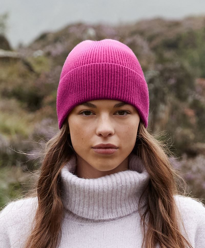 Unisex Strickmütze in Pink mit breitem Umschlag und Rippstrick.