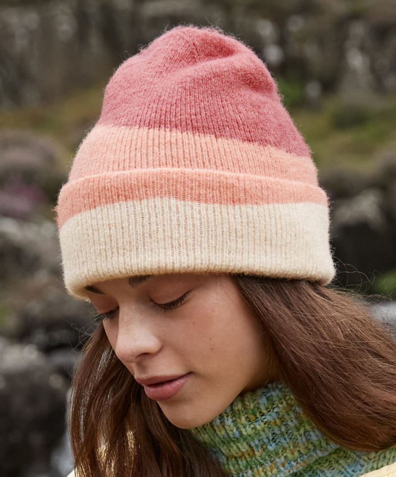 Unisex Strickmütze in Wellendesign Ton-in-Ton, Jacquardmuster mit breitem Umschlag und Rippstrick.