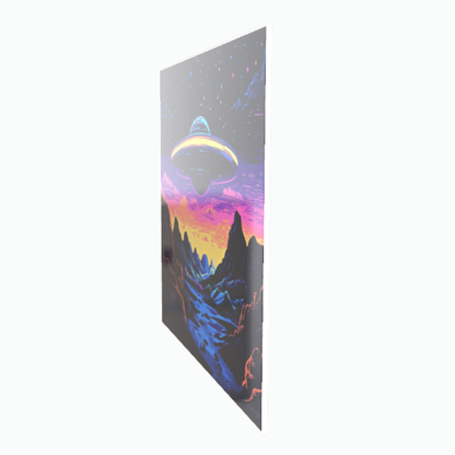 Pop-Art-Illustration eines leuchtenden UFOs im Synthwave-Stil, das über einer dunklen Silhouetten-Berglandschaft vor einem neongelben und violetten Nachthimmel mit leuchtenden Sternen schwebt.