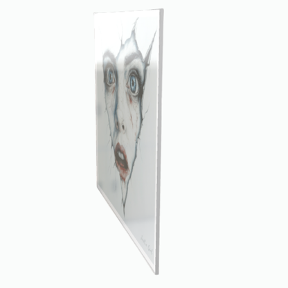Ein surrealistisches Porträt einer Frau, deren Gesicht durch Risse aus einer weißen Wand hervorbricht. Sie hat weit geöffnete, intensiv blaue Augen, einen leicht geöffneten Mund mit rötlichem Lippenstift und feine Risse auf der blassen Haut.