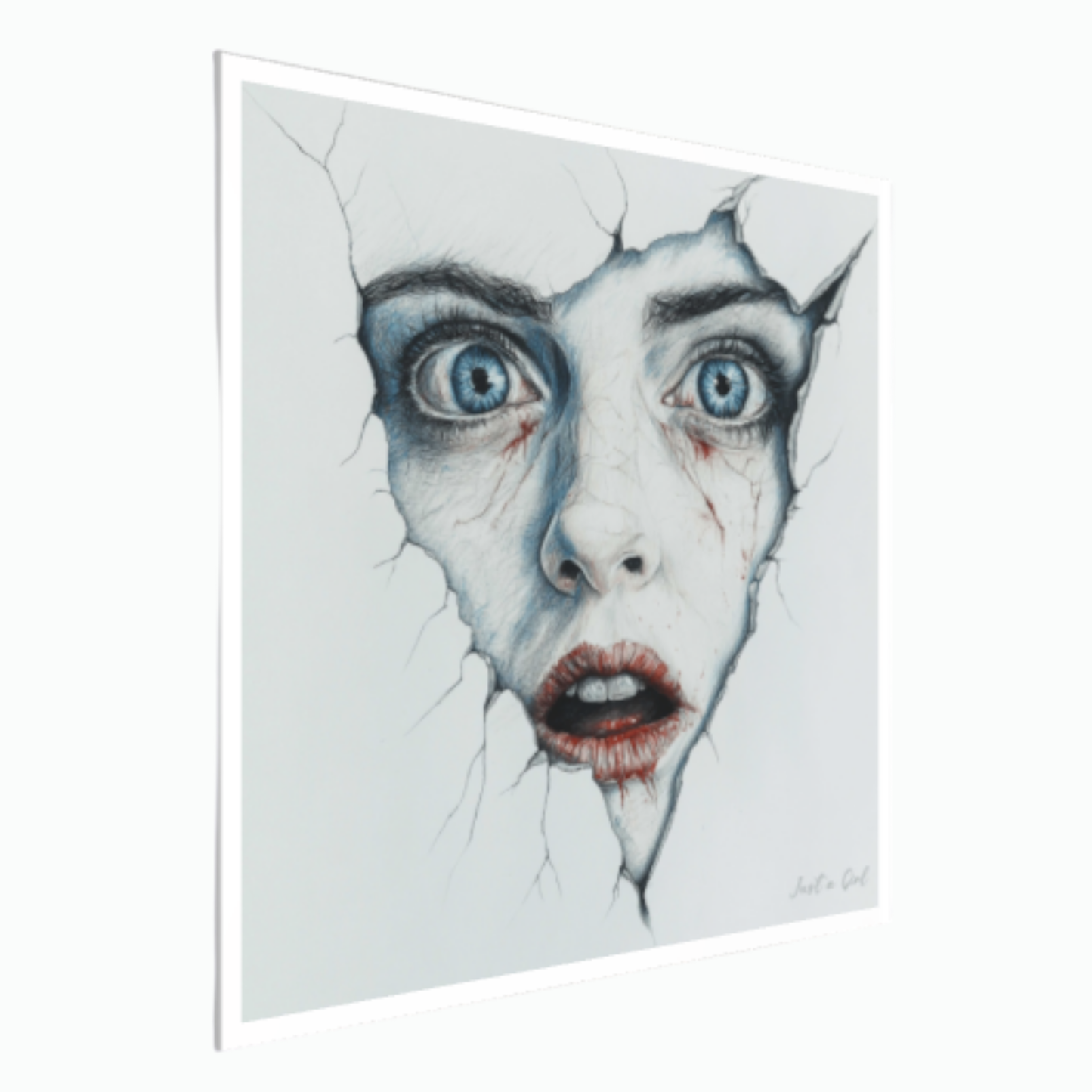 Ein surrealistisches Porträt einer Frau, deren Gesicht durch Risse aus einer weißen Wand hervorbricht. Sie hat weit geöffnete, intensiv blaue Augen, einen leicht geöffneten Mund mit rötlichem Lippenstift und feine Risse auf der blassen Haut.