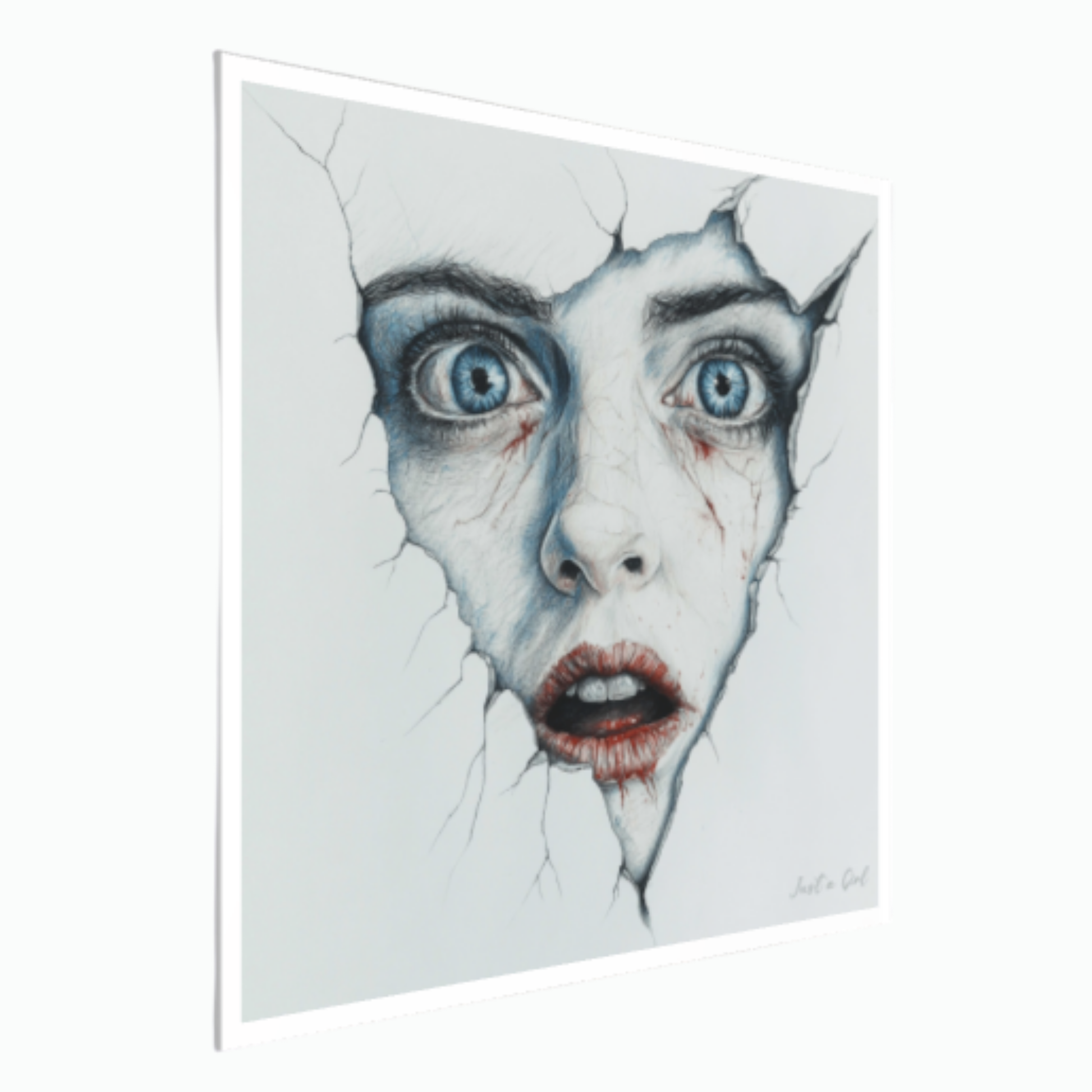 Ein surrealistisches Porträt einer Frau, deren Gesicht durch Risse aus einer weißen Wand hervorbricht. Sie hat weit geöffnete, intensiv blaue Augen, einen leicht geöffneten Mund mit rötlichem Lippenstift und feine Risse auf der blassen Haut.