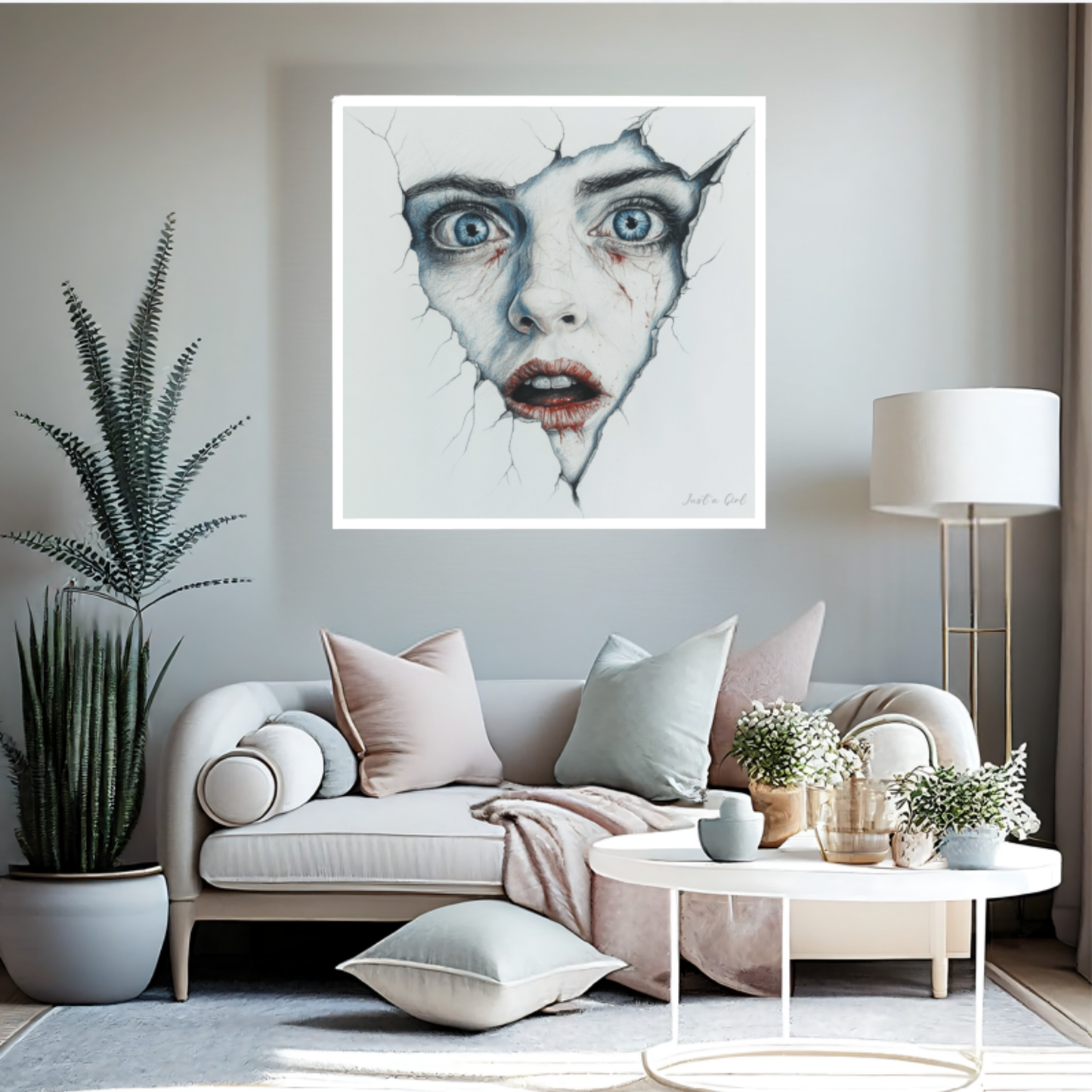 Ein surrealistisches Porträt einer Frau, deren Gesicht durch Risse aus einer weißen Wand hervorbricht. Sie hat weit geöffnete, intensiv blaue Augen, einen leicht geöffneten Mund mit rötlichem Lippenstift und feine Risse auf der blassen Haut.