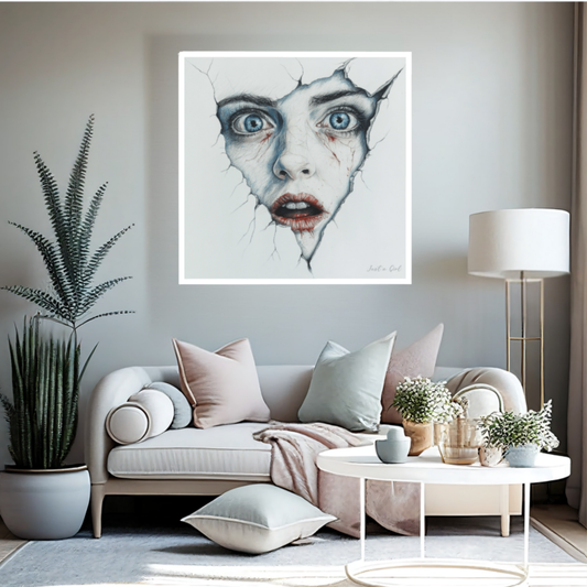 Ein surrealistisches Porträt einer Frau, deren Gesicht durch Risse aus einer weißen Wand hervorbricht. Sie hat weit geöffnete, intensiv blaue Augen, einen leicht geöffneten Mund mit rötlichem Lippenstift und feine Risse auf der blassen Haut.