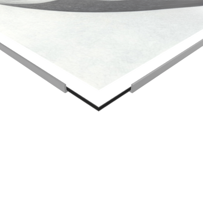 Abstraktes, monochromes Kunstwerk in kreisrunder Komposition. Feine, geschwungene Linien und strudelnde Strukturen in Grau- und Weißtönen umgeben eine zentral leuchtende, sphärische Form.