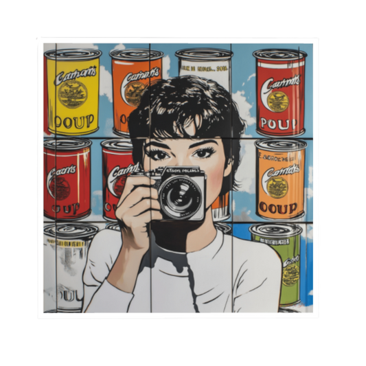 Grafik im Pop-Art-Stil mit einer Frau, die eine Vintage-Kamera auf den Betrachter richtet. Dahinter erstreckt sich eine Wand aus illustrierten Suppendosen in Gelb, Rot und Orange vor blauem Himmel.