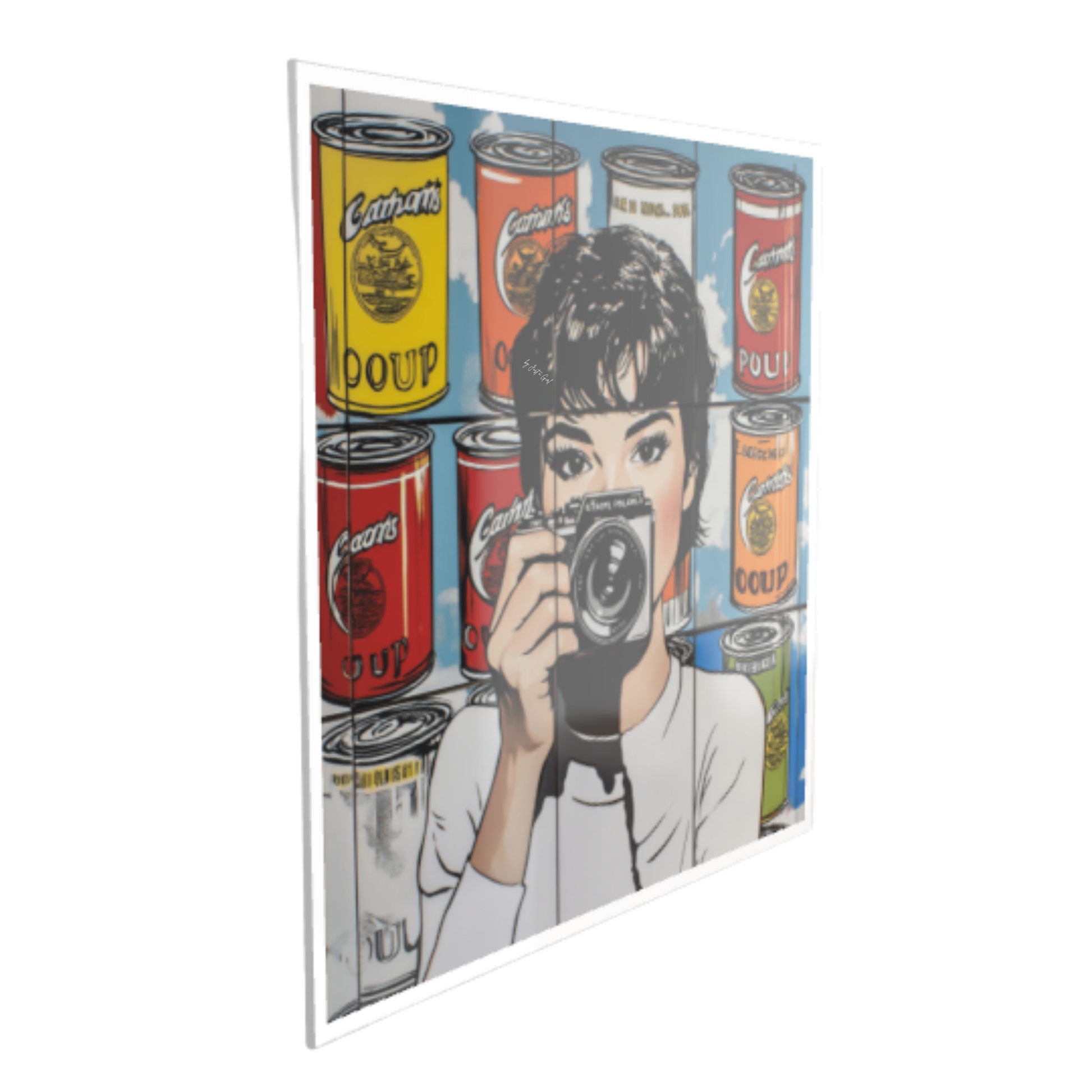 Grafik im Pop-Art-Stil mit einer Frau, die eine Vintage-Kamera auf den Betrachter richtet. Dahinter erstreckt sich eine Wand aus illustrierten Suppendosen in Gelb, Rot und Orange vor blauem Himmel.