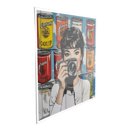 Grafik im Pop-Art-Stil mit einer Frau, die eine Vintage-Kamera auf den Betrachter richtet. Dahinter erstreckt sich eine Wand aus illustrierten Suppendosen in Gelb, Rot und Orange vor blauem Himmel.
