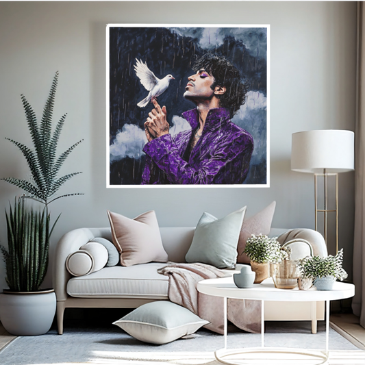 Stilvolles Porträt eines legendären Musikers im violetten Mantel mit einer weißen Taube auf der Hand im Regen vor dunklem Hintergrund, gerahmt in Silber.